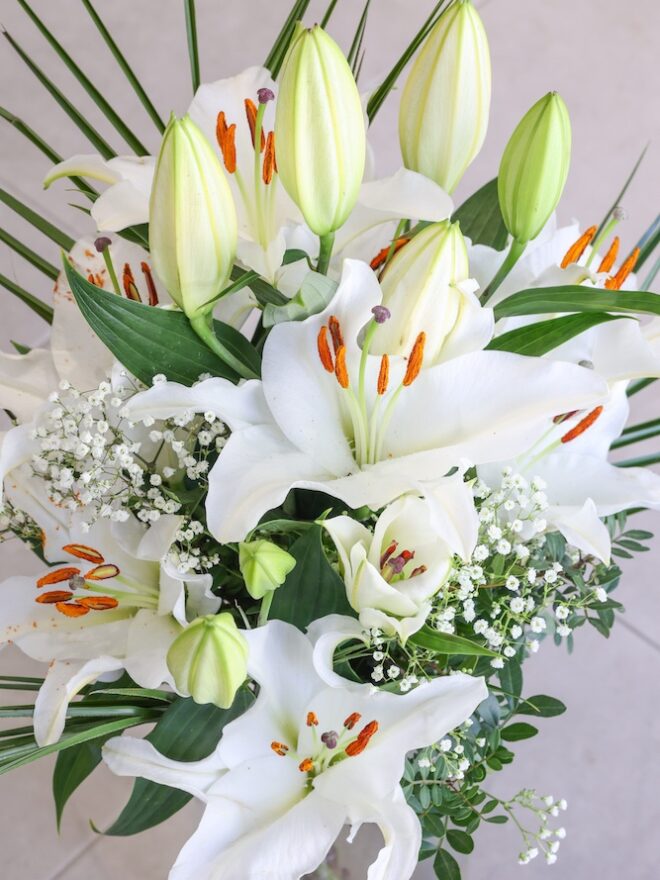 Ramo de lilium oriental blanco con las flores abiertas.