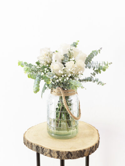 Ramo de rosas blancas en jarrón de cristal