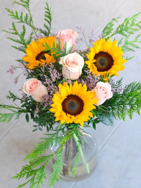 Ramo de rosas rosas y girasoles.