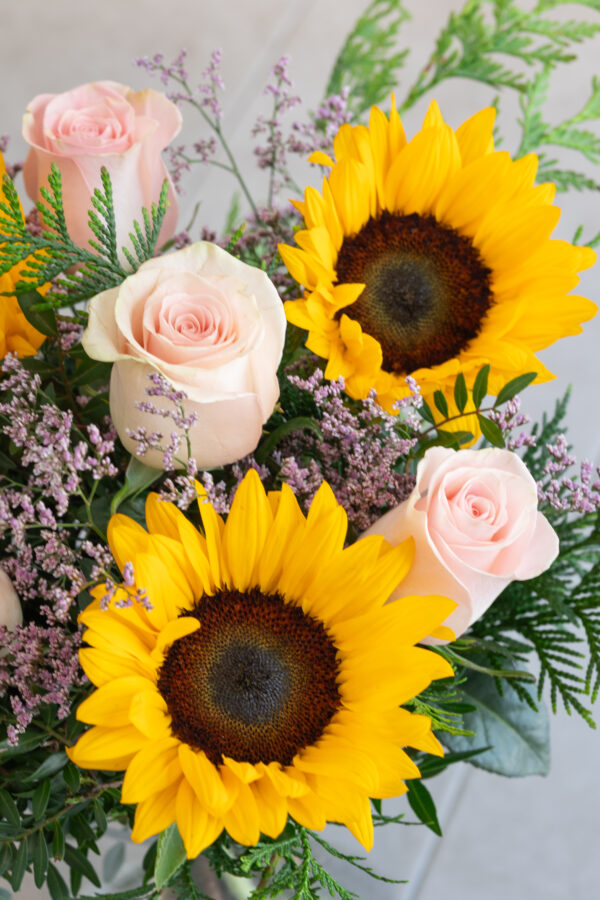 Ramo de girasoles y rosas de color rosa