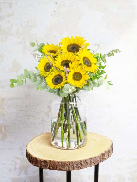 Ramo de siete girasoles.