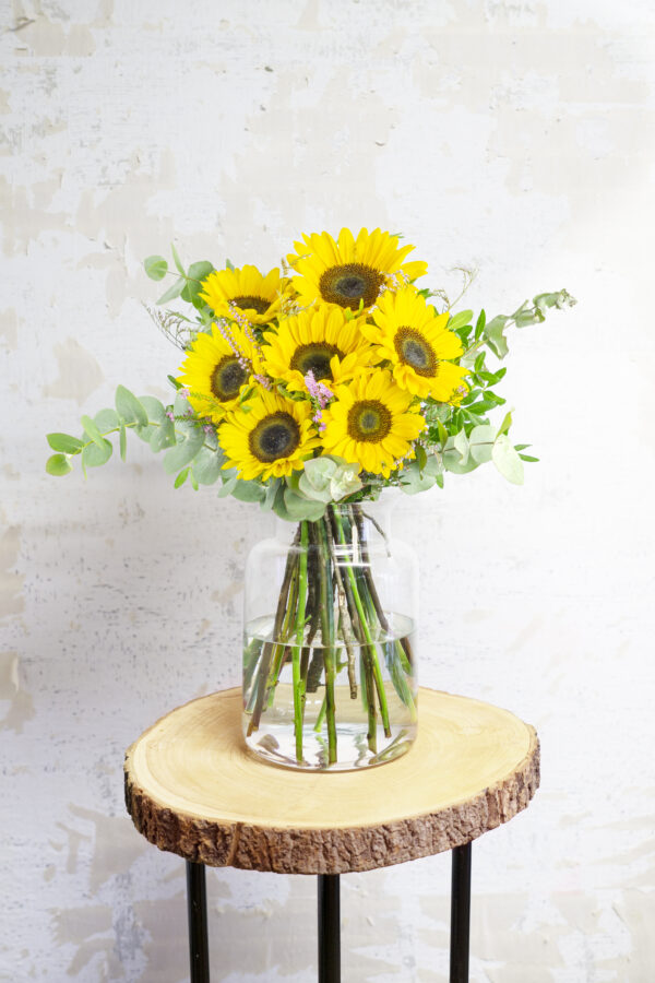 Ramo de siete girasoles.