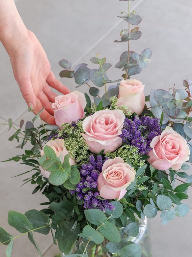 Ramo de flores que contiene seis rosas de color rosado.