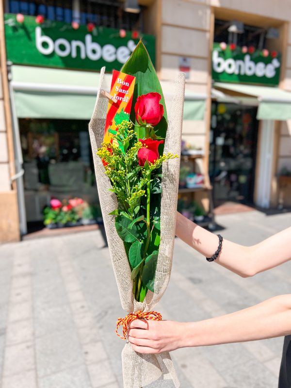 Ramo de 2 rosas de color rojo para Sant Jordi.