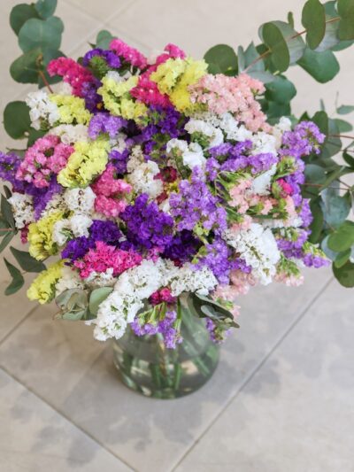 Ramo de statice de colores variados para entregar a domicilio