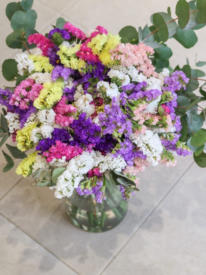 Ramo de statice de colores variados para entregar a domicilio