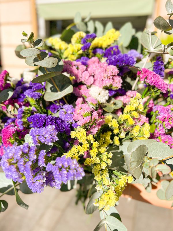 Ramo de flores de statice de diferentes colores.