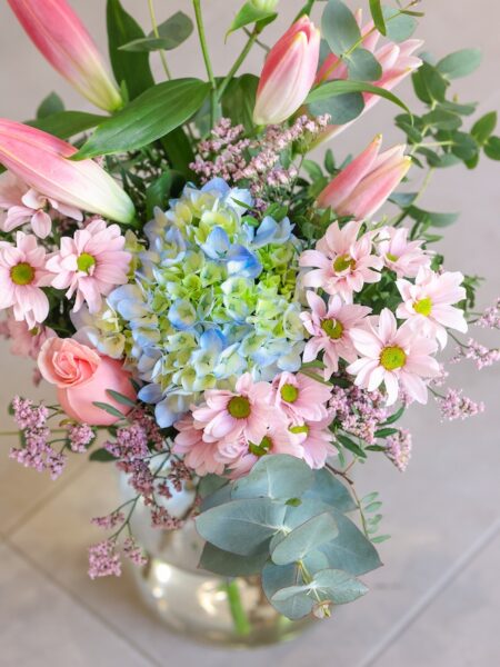 Ramo Chloë, que contiene hortensia azul, lilium oriental, crisantemos y una rosa.