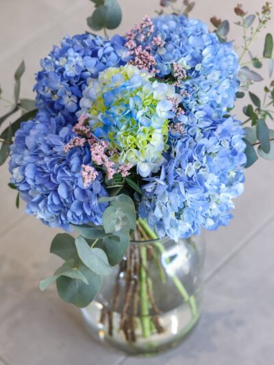 Ramo de cinco hortensias de color azul.
