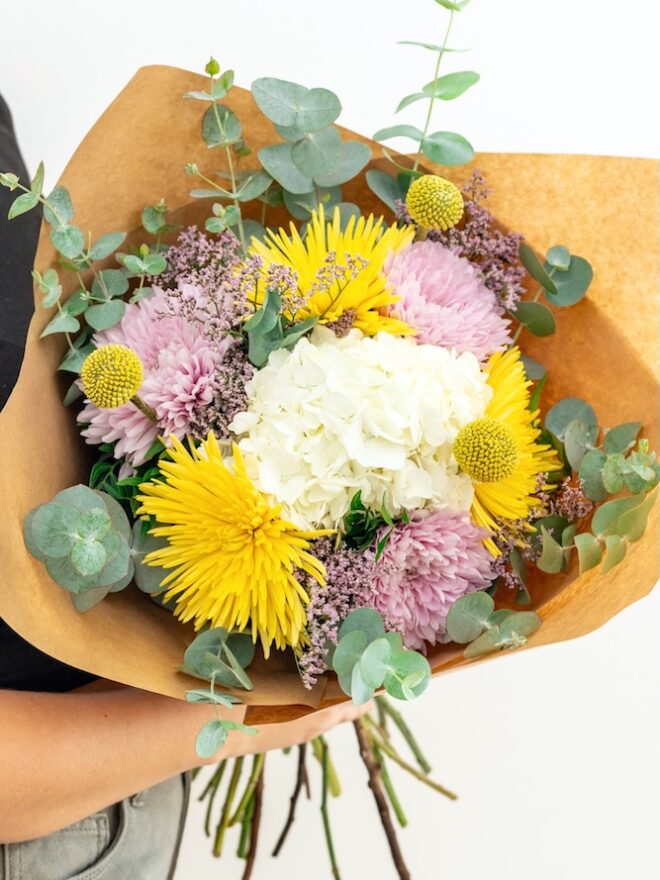 Ramo con hortensia y crisantemos de colores