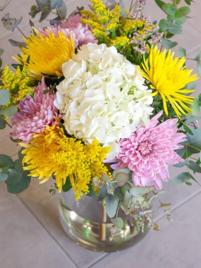 Ramo de crisantemos uniflora de colores y hortensia blanca.