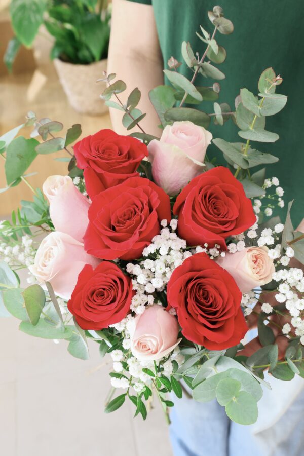 Ramo de 5 rosas de color rojo y 5 rosas de color rosado.