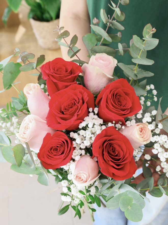 Ramo de 5 rosas de color rojo y 5 rosas de color rosado.