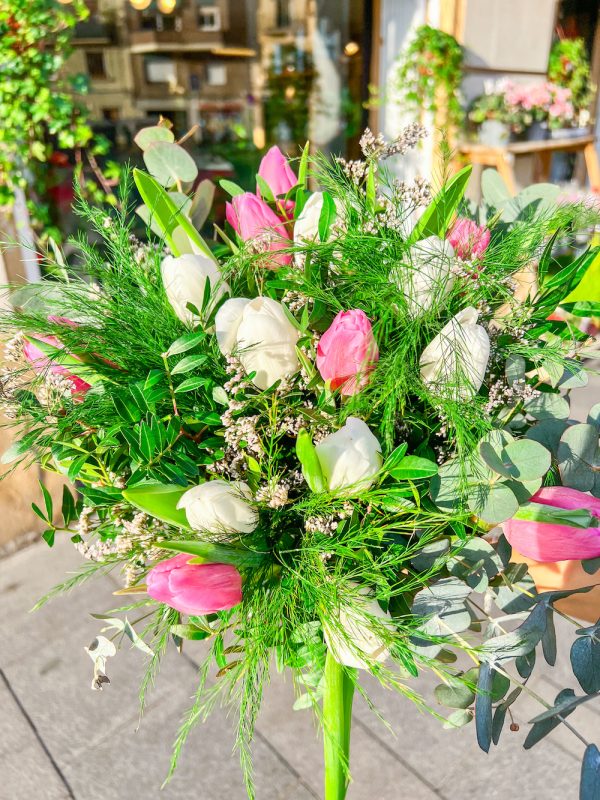 Ramo de flores de tulipán de color blanco y rosado.