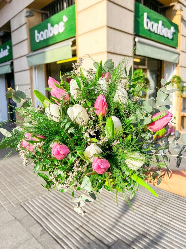 Ramo de flores de tulipán de color blanco y rosado.