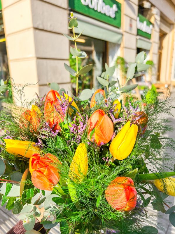 Ramo de flores de tulipán de color amarillo y naranja.