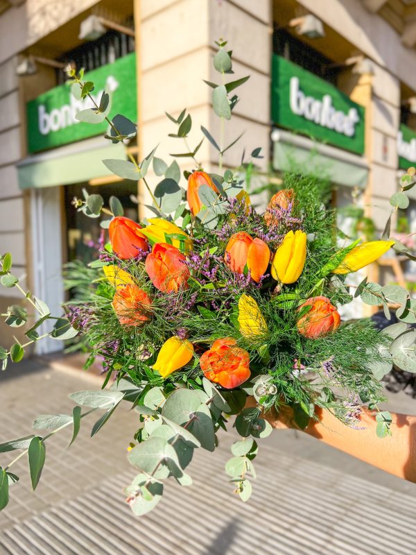 Ramo de flores de tulipán de color amarillo y naranja.