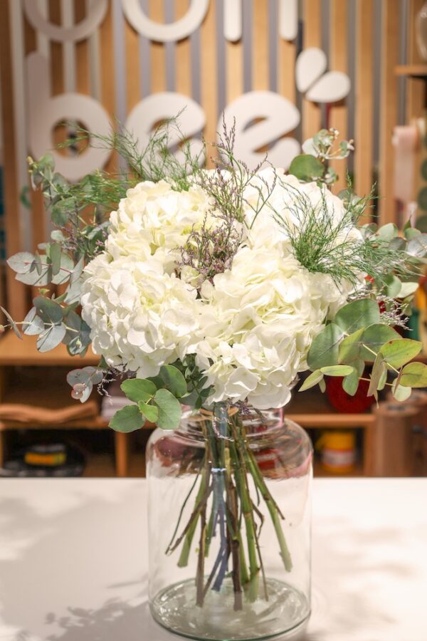 Ramo BonBee de hortensias blancas para enviar a domicilio en Barcelona