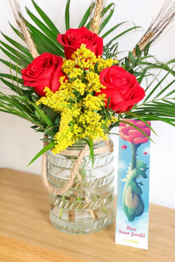 Jarrón de cristal que contiene ramo de Sant Jordi de 3 rosas rojas.