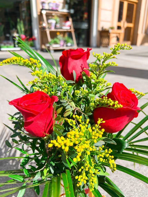 Ramo de 3 rosas y solidago.