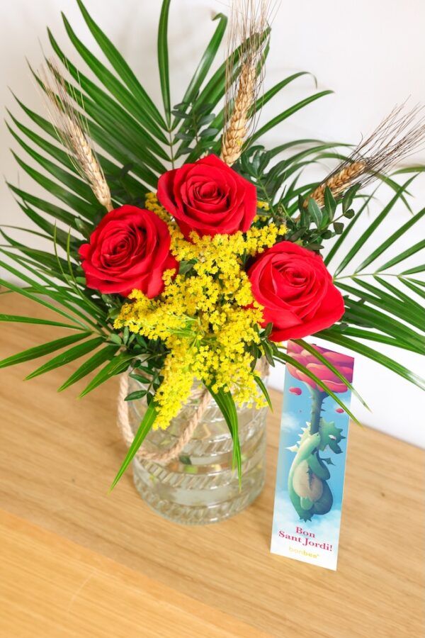 Jarrón de cristal que contiene ramo de Sant Jordi de 3 rosas rojas.