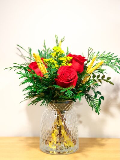 Jarrón de cristal con ramo de 3 rosas