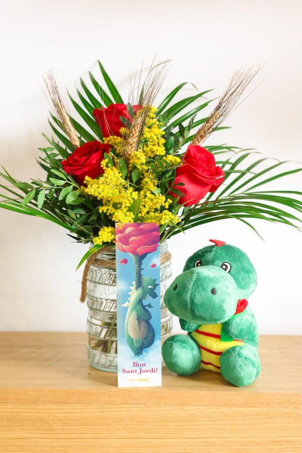 Jarrón de cristal que contiene ramo de Sant Jordi de 3 rosas rojas junto con dragón de peluche.