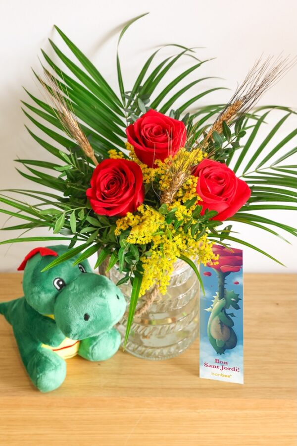 Jarrón de cristal que contiene ramo de Sant Jordi de 3 rosas rojas junto con dragón de peluche.