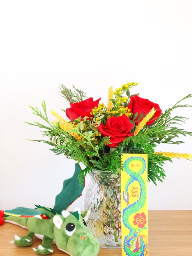 Pack de ramo de 3 rosas con jarrón de cristal y dragón de peluche