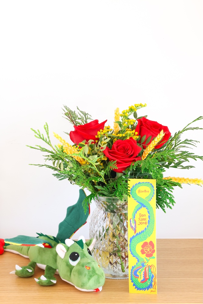 Pack de ramo de 3 rosas con jarrón de cristal y dragón de peluche