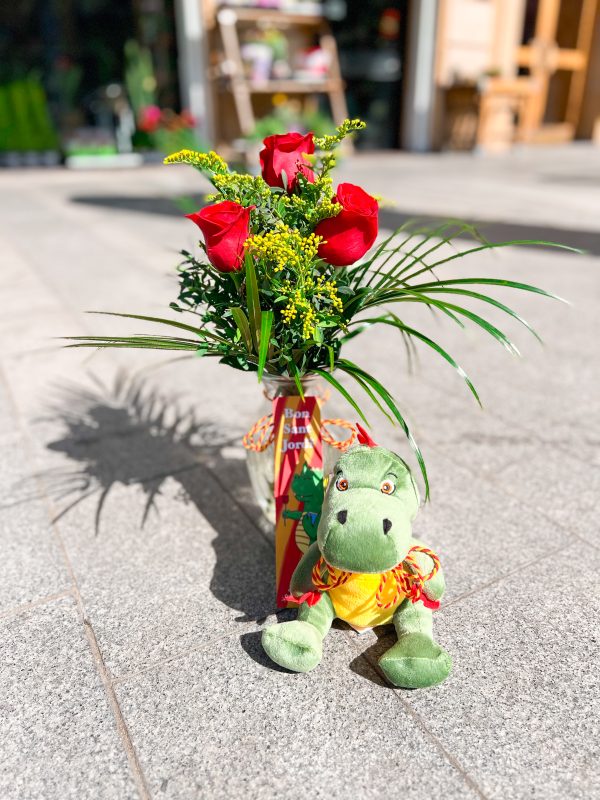 Ramo de 3 rosas rojas y solidago con jarrón de cristal y dragón de peluche verde.