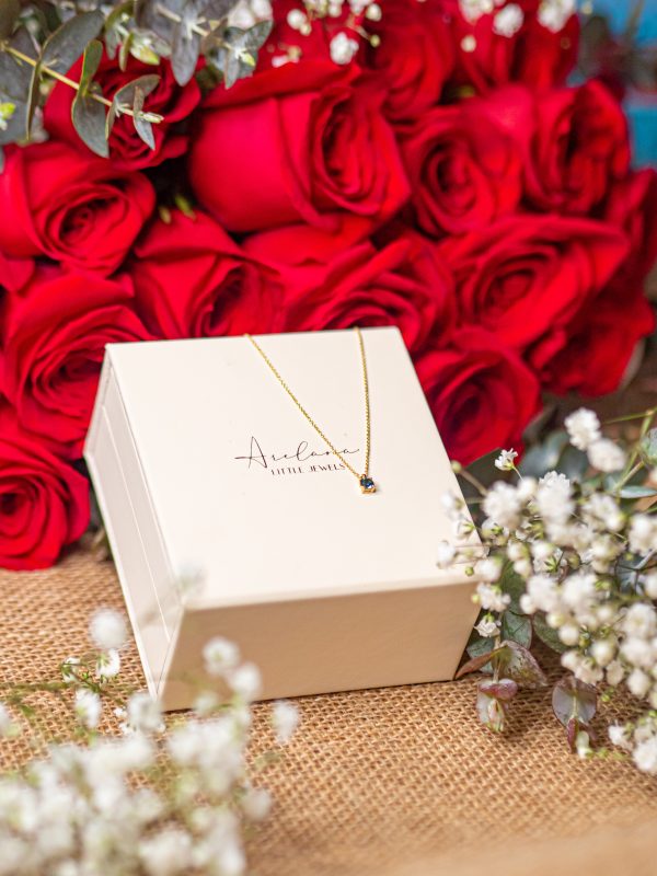 Penjoll d'or amb roses vermelles