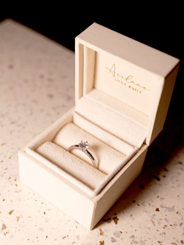 Anillo de compromiso de oro blanco