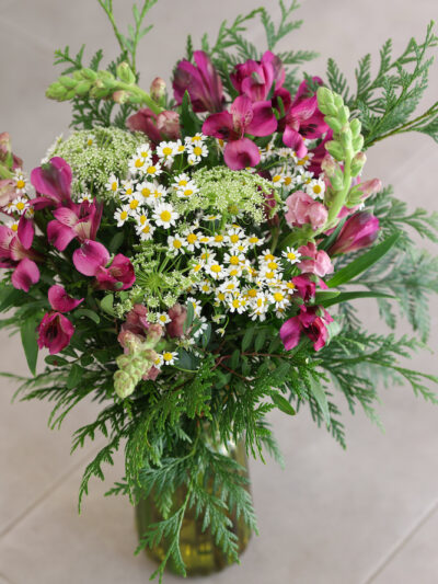 ramo desenfadado de tonos lilas, verdes y blancos
