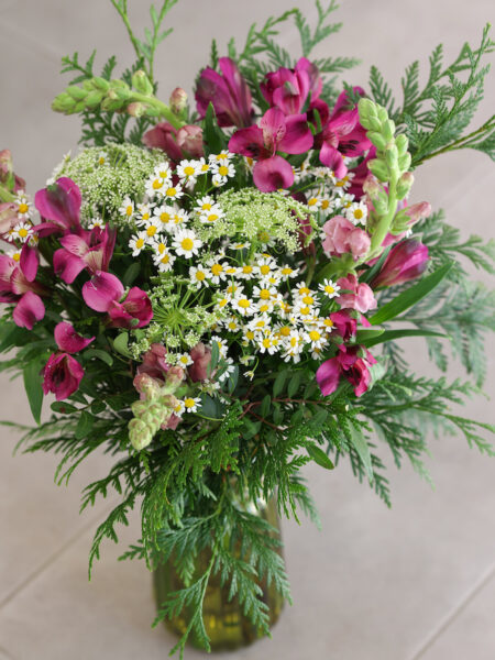 ramo desenfadado de tonos lilas, verdes y blancos
