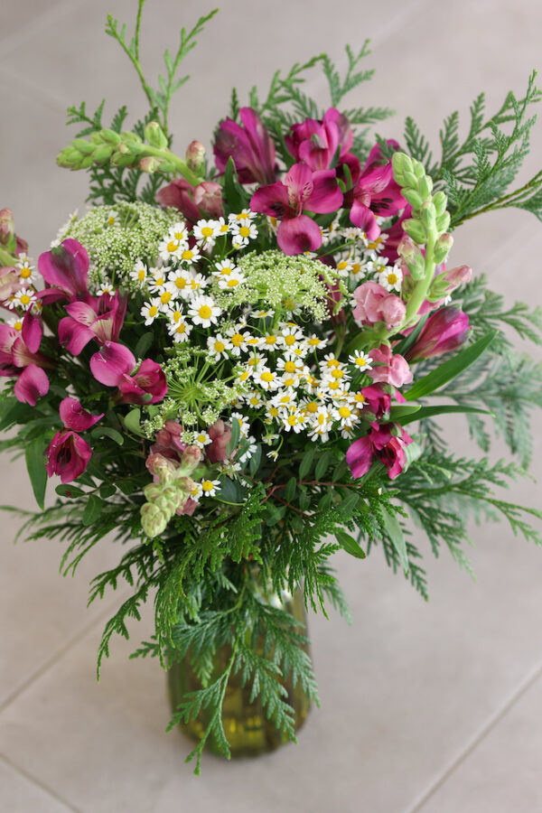 ramo desenfadado de tonos lilas, verdes y blancos