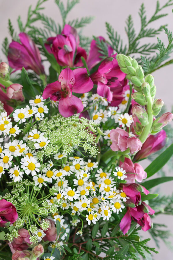 ramo desenfadado de tonos lilas, verdes y blancos