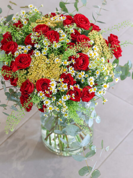 ramo variado con rosas rojas y manzanilla blanca