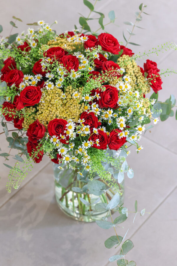 ramo variado con rosas rojas y manzanilla blanca
