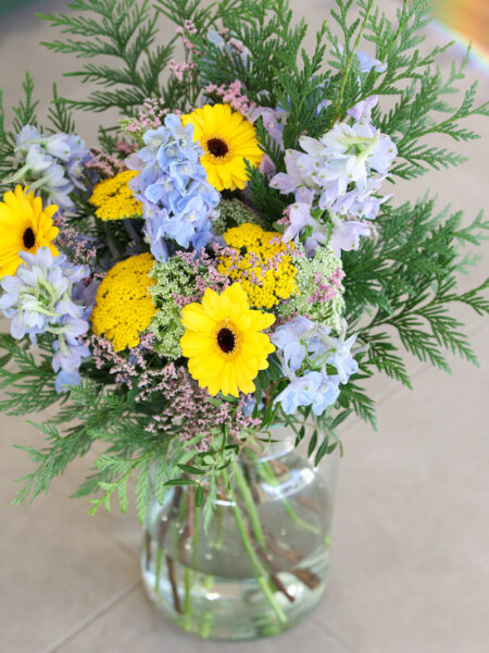 ramo silvestre de gerberas amarillas con delphinum azul cielo