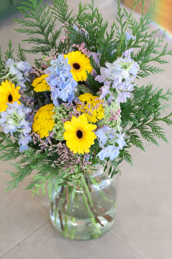 ramo silvestre de gerberas amarillas con delphinum azul cielo