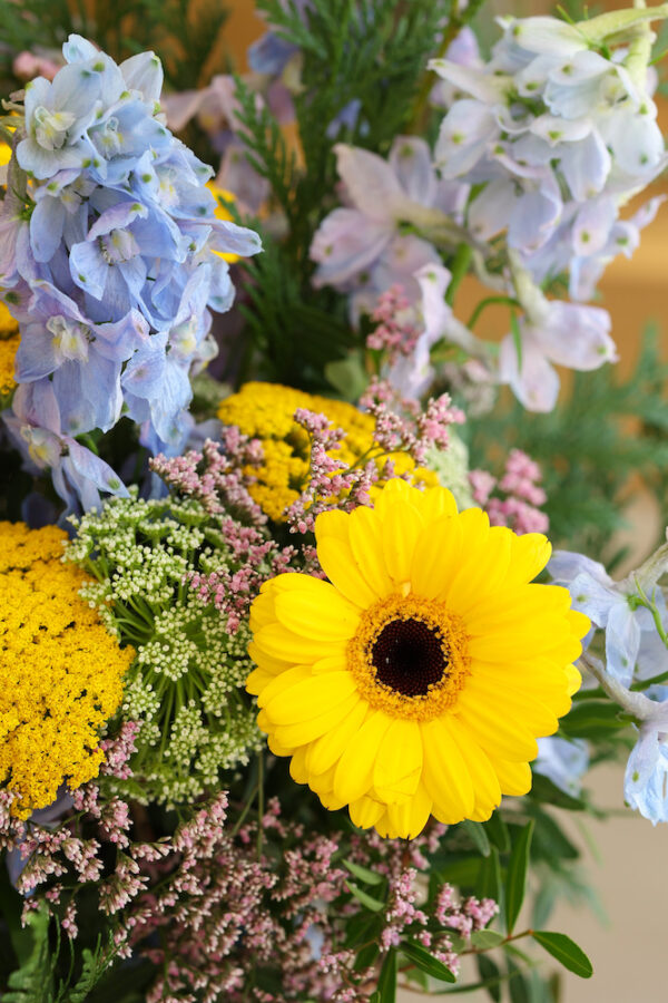 ramo silvestre de gerberas amarillas con delphinum azul ciel