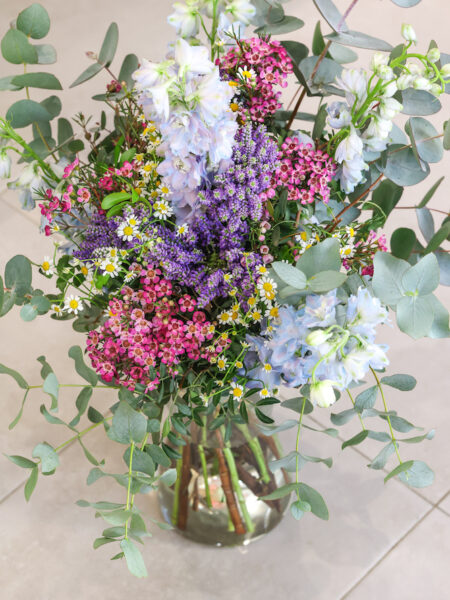 ramo despeinado de tonos rosas, lilas, fúcsias y azules