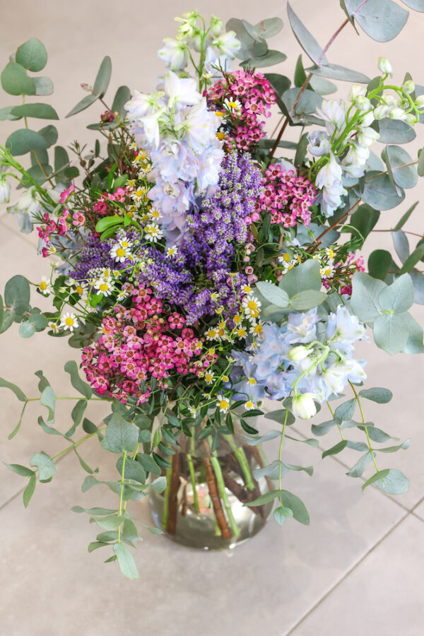 ramo despeinado de tonos rosas, lilas, fúcsias y azules