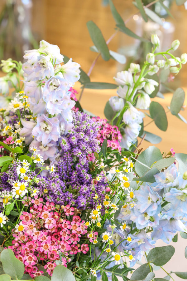 ramo despeinado de tonos rosas, lilas, fúcsias y azules