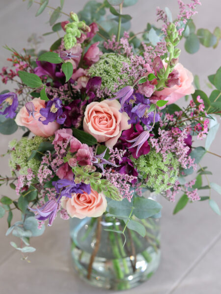 ramo campestre con rosas rosas, florecillas lilas y verde