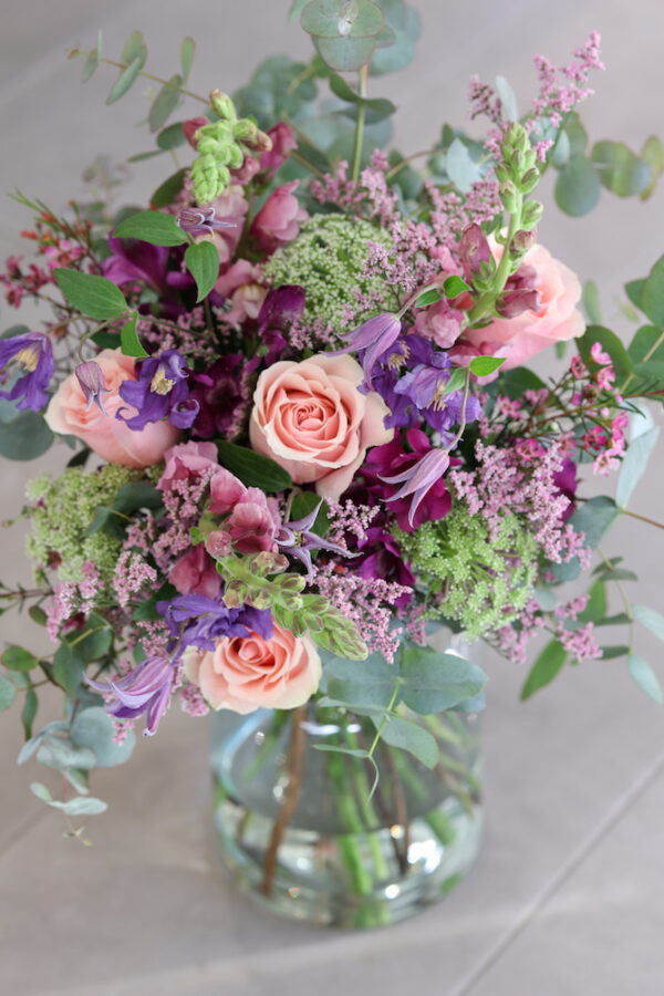 ramo campestre con rosas rosas, florecillas lilas y verde
