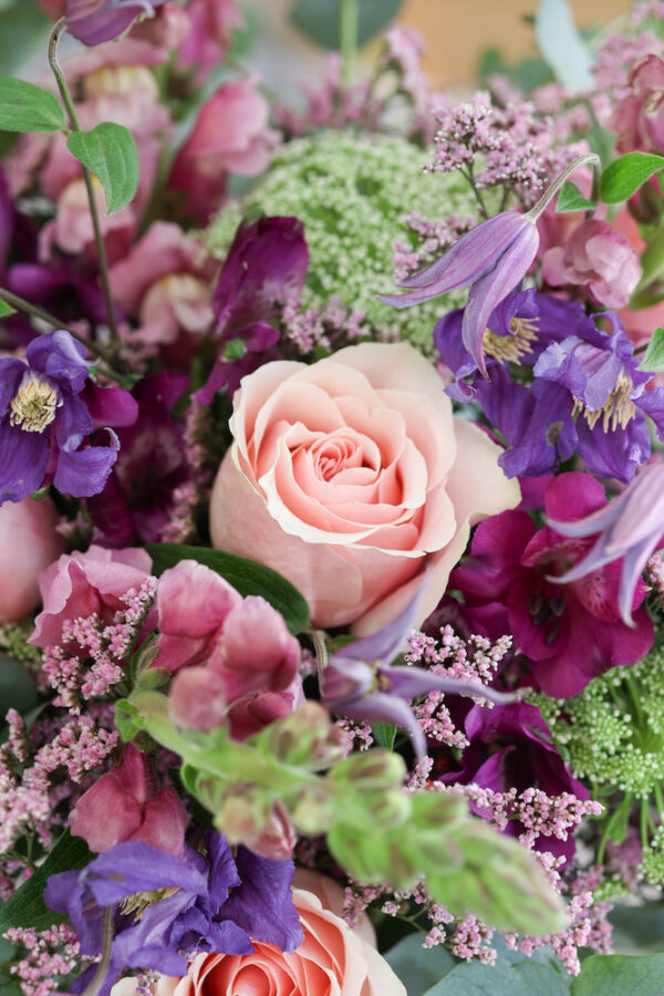 ramo campestre con rosas rosas, florecillas lilas y verde