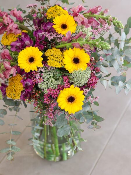 Ramo variado de flores de colores rosados y amarillas