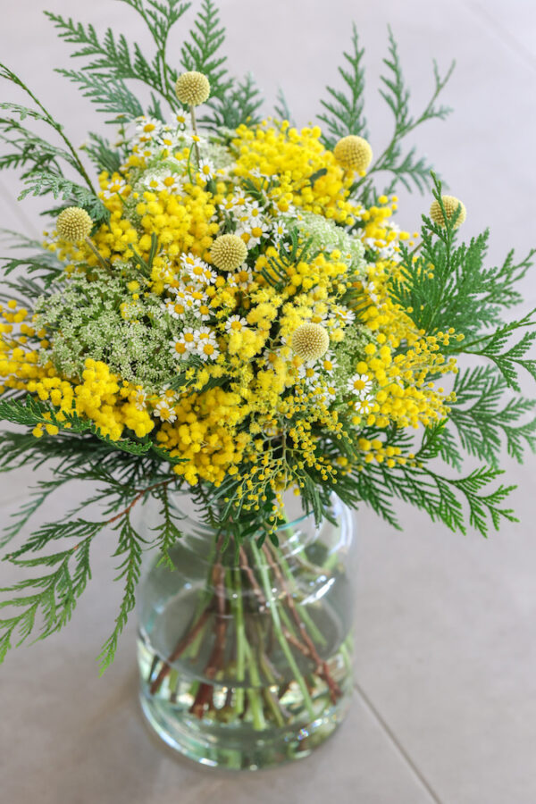 ramo de mimosa amarillo con verdes campestres